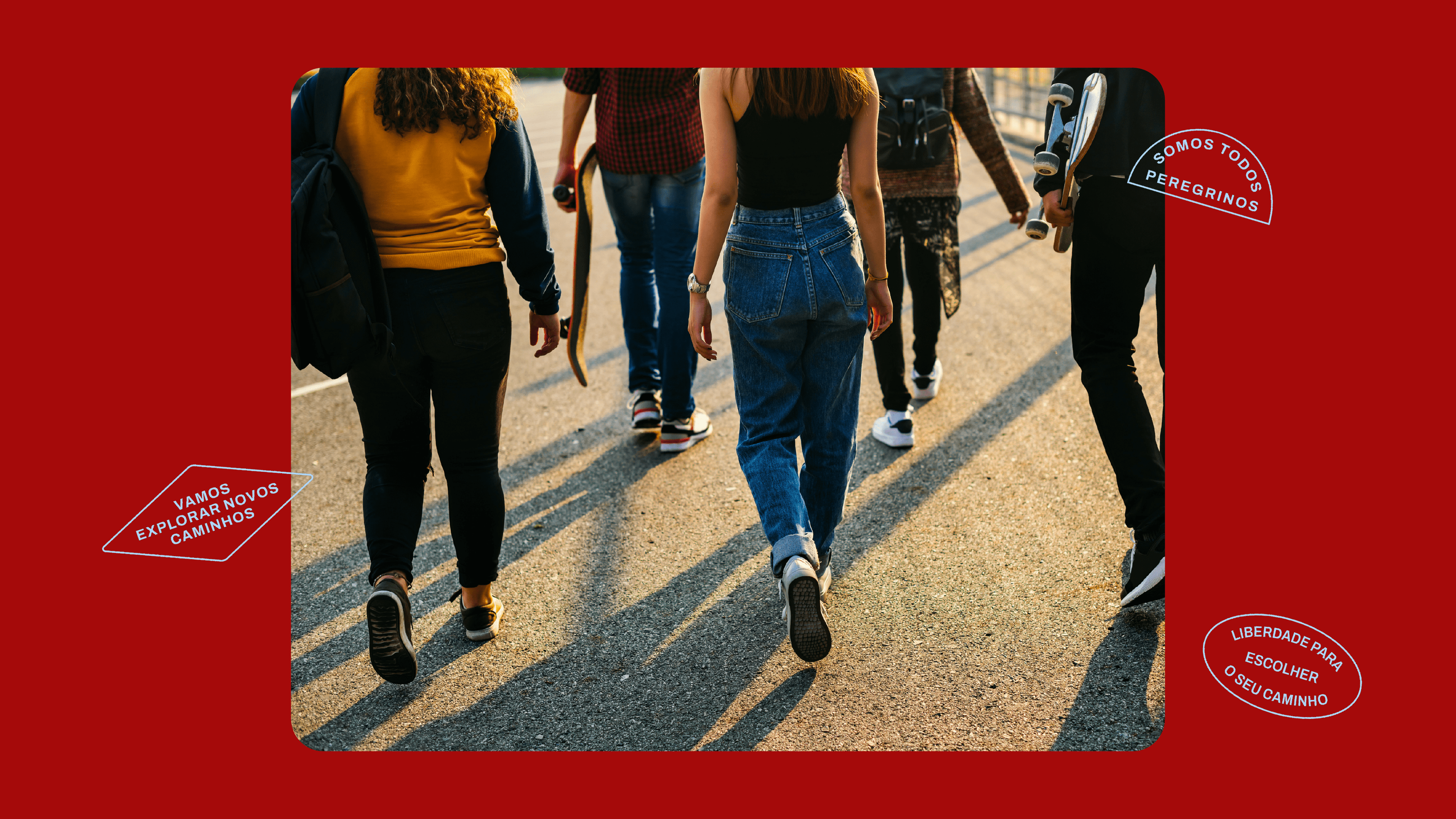 Turma de jovens caminhando de costas para a foto.