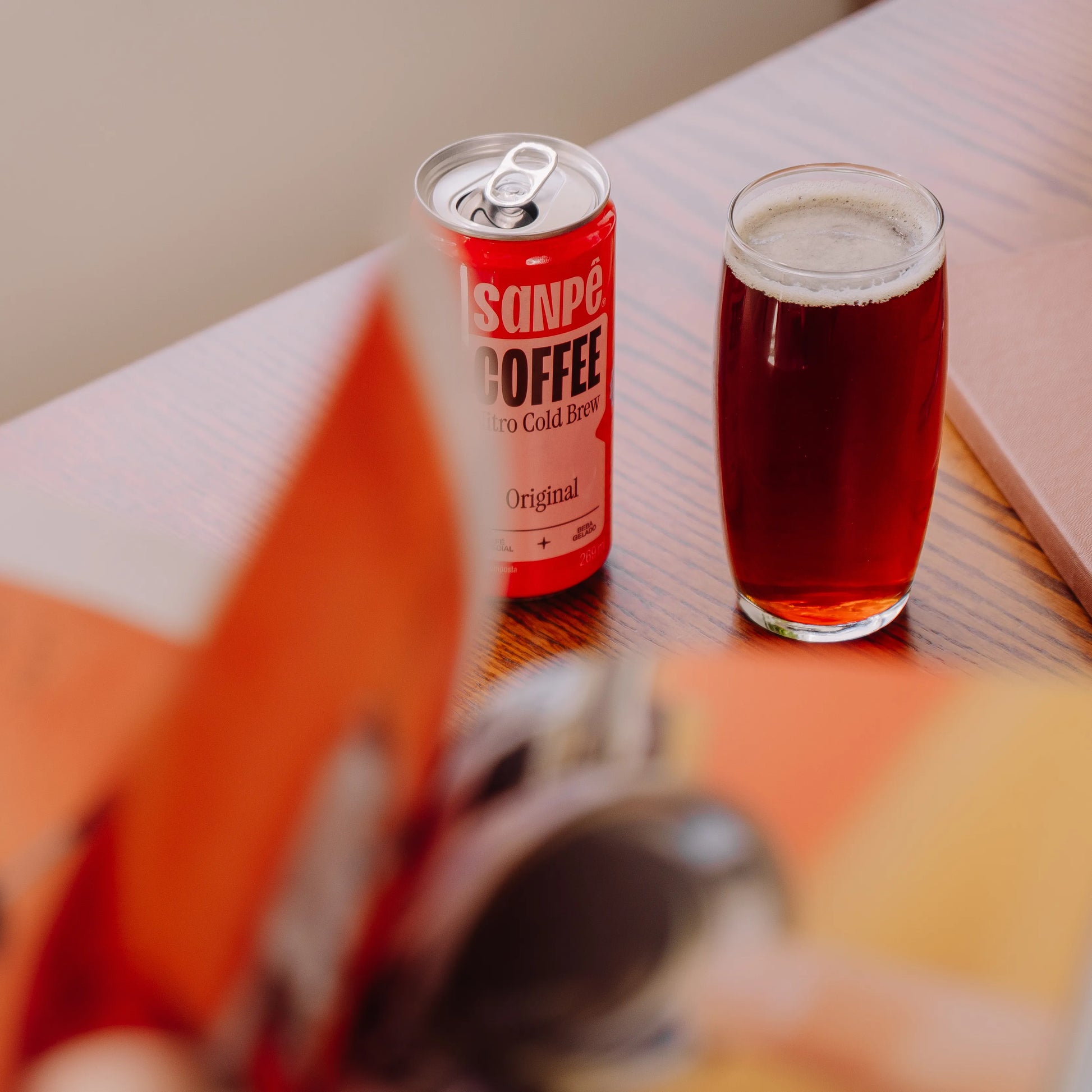 Lata do produto Cold Brew Nitro Original ambientada.
