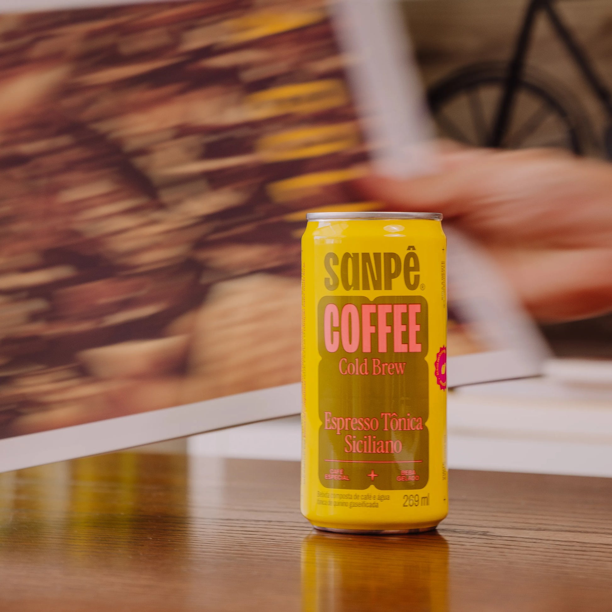 Lata do produto Cold Brew Espresso Tônica Siciliano ambientada.
